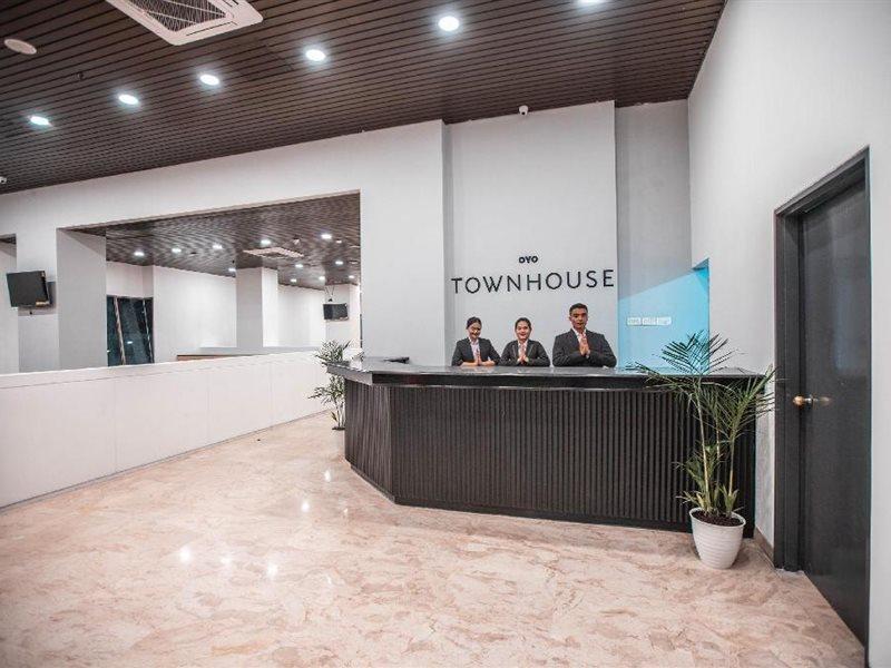 โอโย ทาวน์เฮาส์ 1 โฮเทล ซาเลมบา Hotel จาการ์ตา ภายนอก รูปภาพ