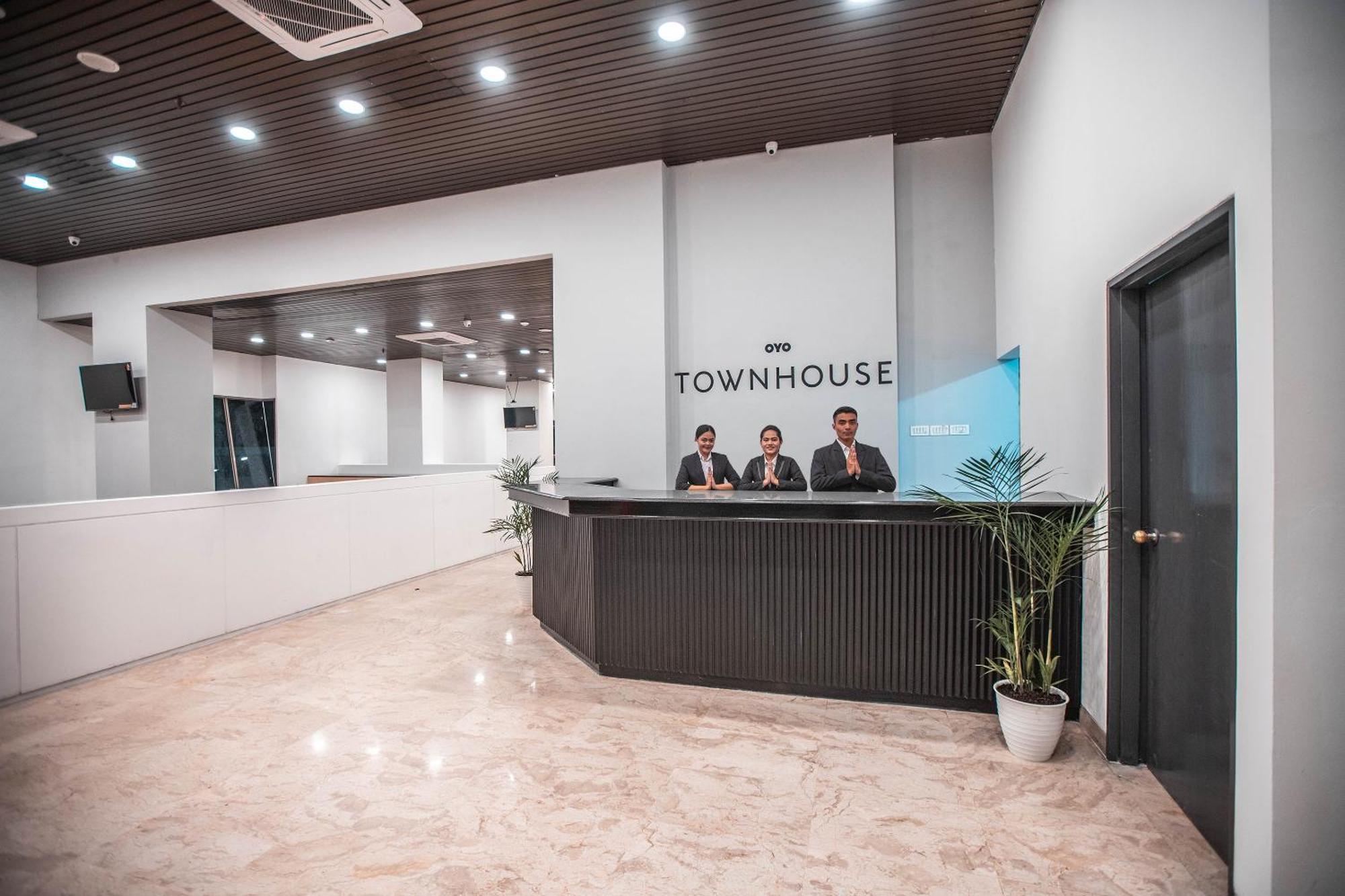 โอโย ทาวน์เฮาส์ 1 โฮเทล ซาเลมบา Hotel จาการ์ตา ภายนอก รูปภาพ