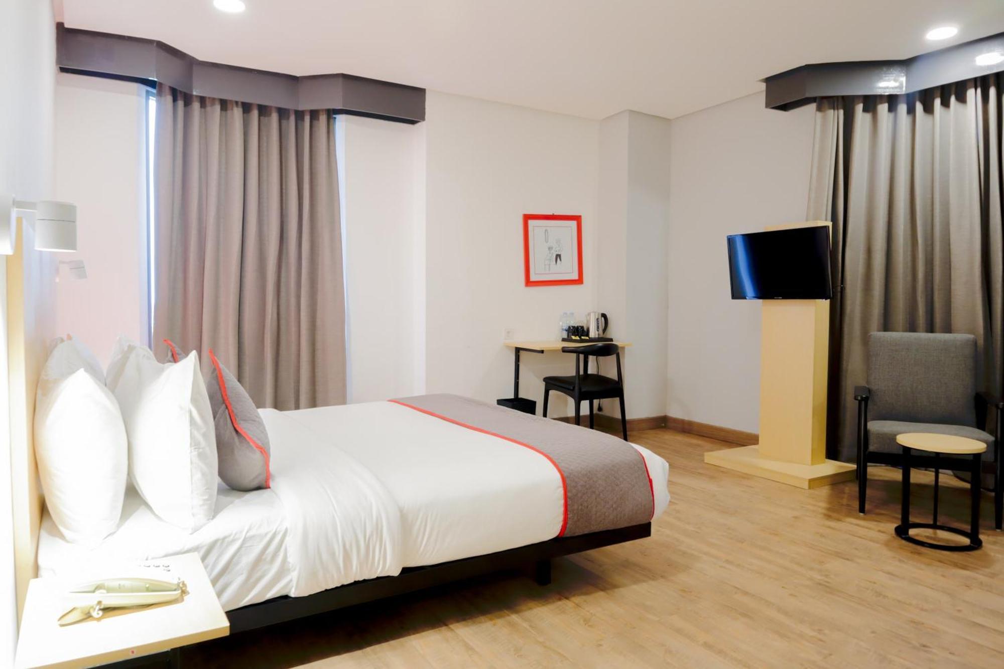 โอโย ทาวน์เฮาส์ 1 โฮเทล ซาเลมบา Hotel จาการ์ตา ภายนอก รูปภาพ